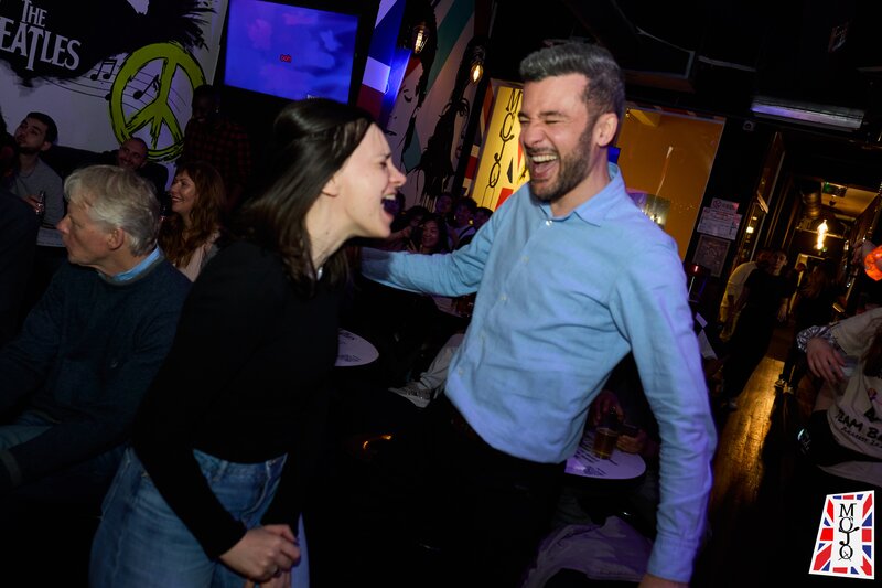 Barmani, ajutori de bar