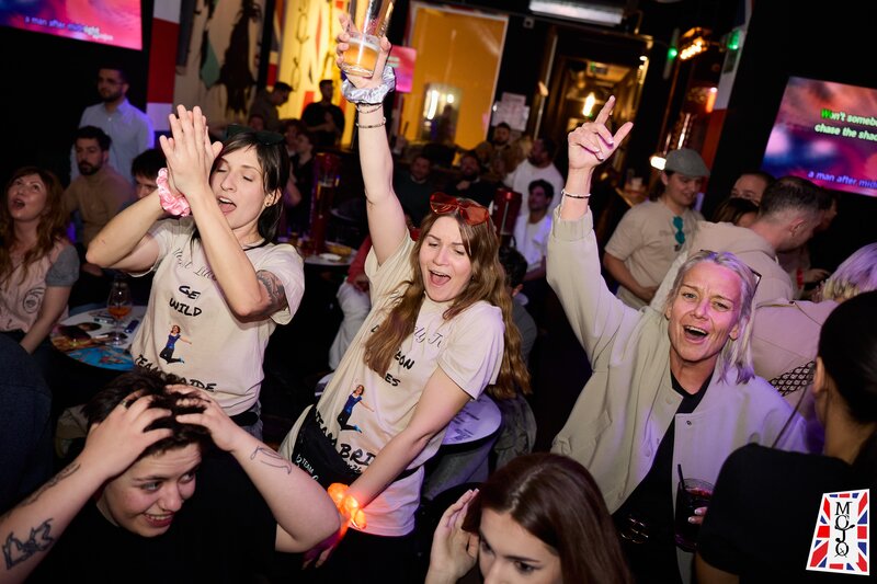 Barmani, ajutori de bar