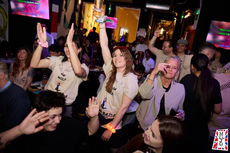 Barmani, ajutori de bar