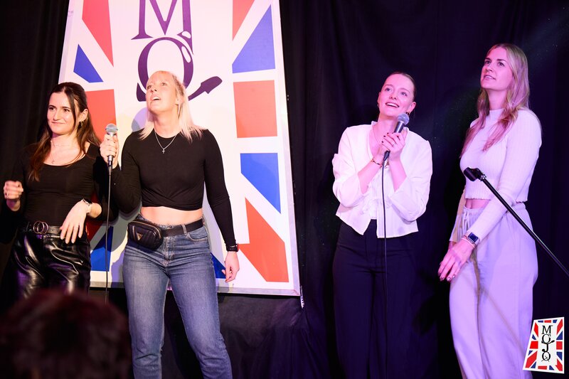 Barmani, ajutori de bar