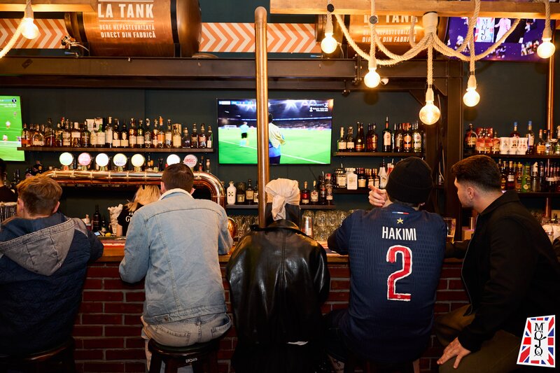 Barmani, ajutori de bar