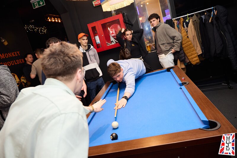 Barmani, ajutori de bar